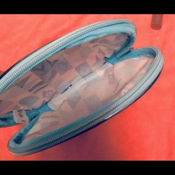 Disney Frozen Geometric Cosmetics Bag NEW NO TAGS - Picture 2 of 5